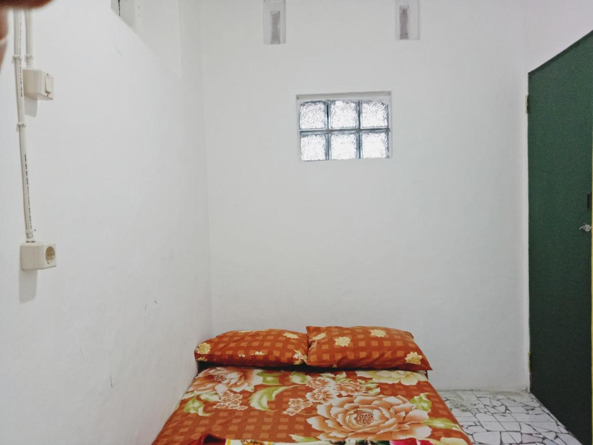 Griya Backpacker Pak Yon Bed and Breakfast Malang Buitenkant foto
