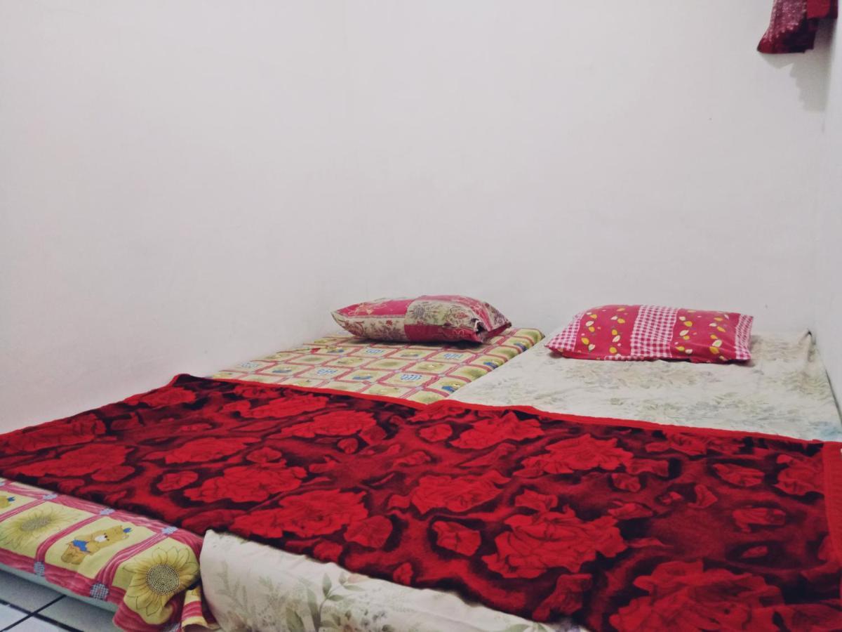 Griya Backpacker Pak Yon Bed and Breakfast Malang Buitenkant foto