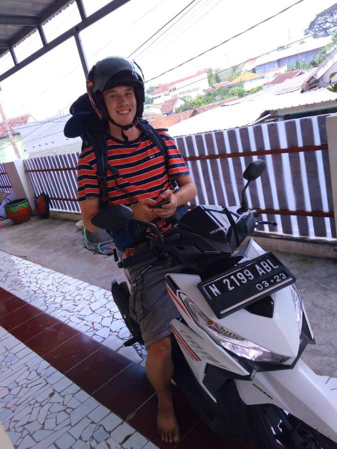 Griya Backpacker Pak Yon Bed and Breakfast Malang Buitenkant foto