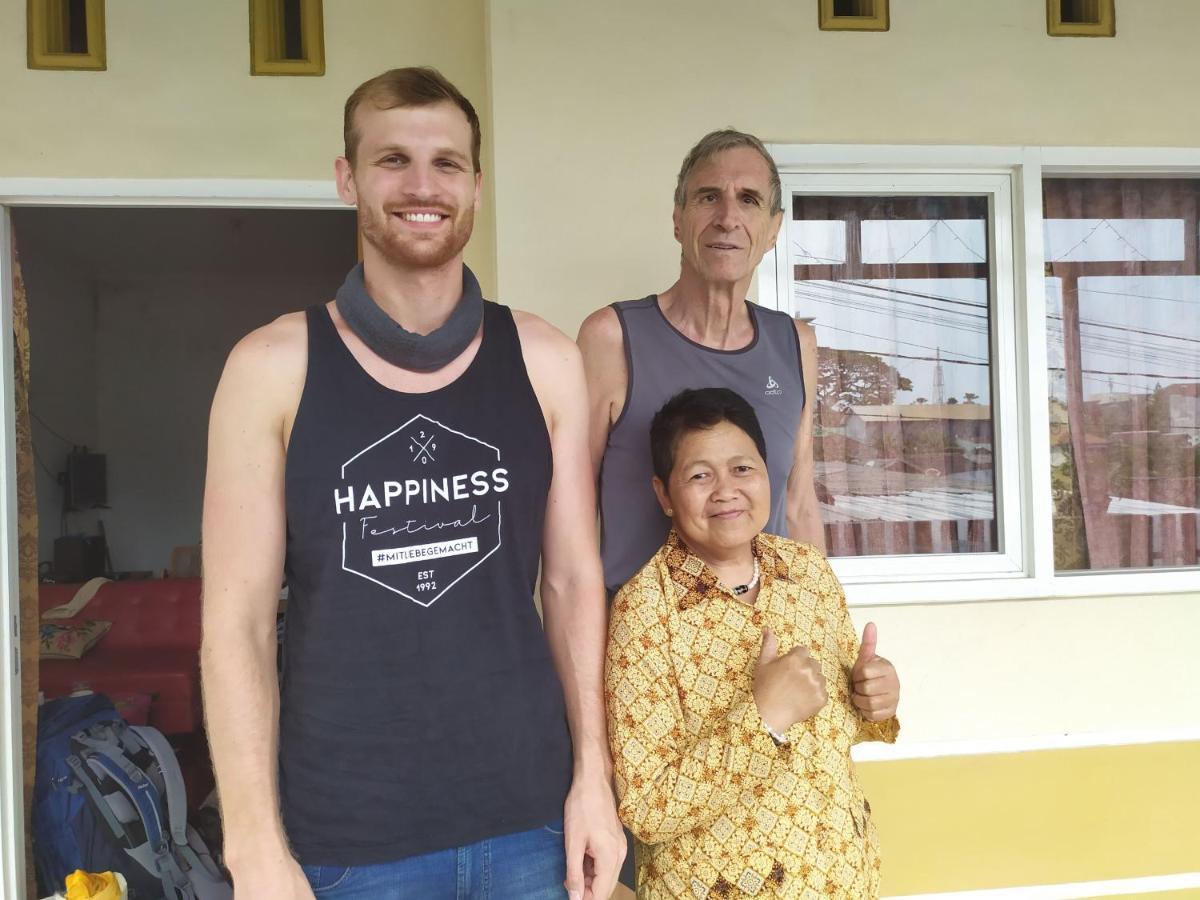 Griya Backpacker Pak Yon Bed and Breakfast Malang Buitenkant foto