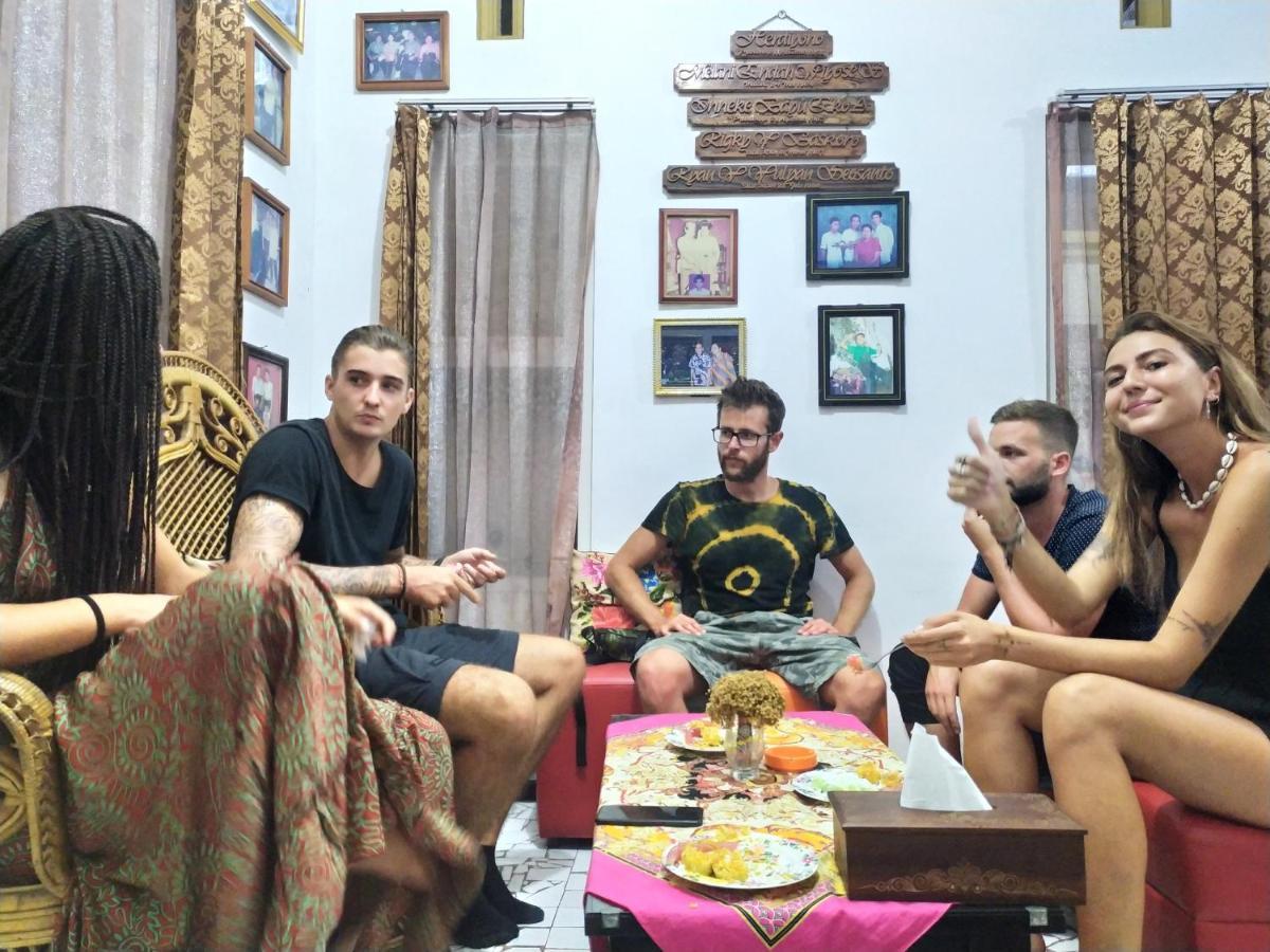 Griya Backpacker Pak Yon Bed and Breakfast Malang Buitenkant foto