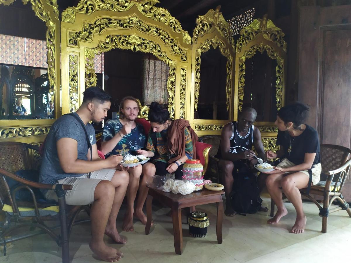 Griya Backpacker Pak Yon Bed and Breakfast Malang Buitenkant foto